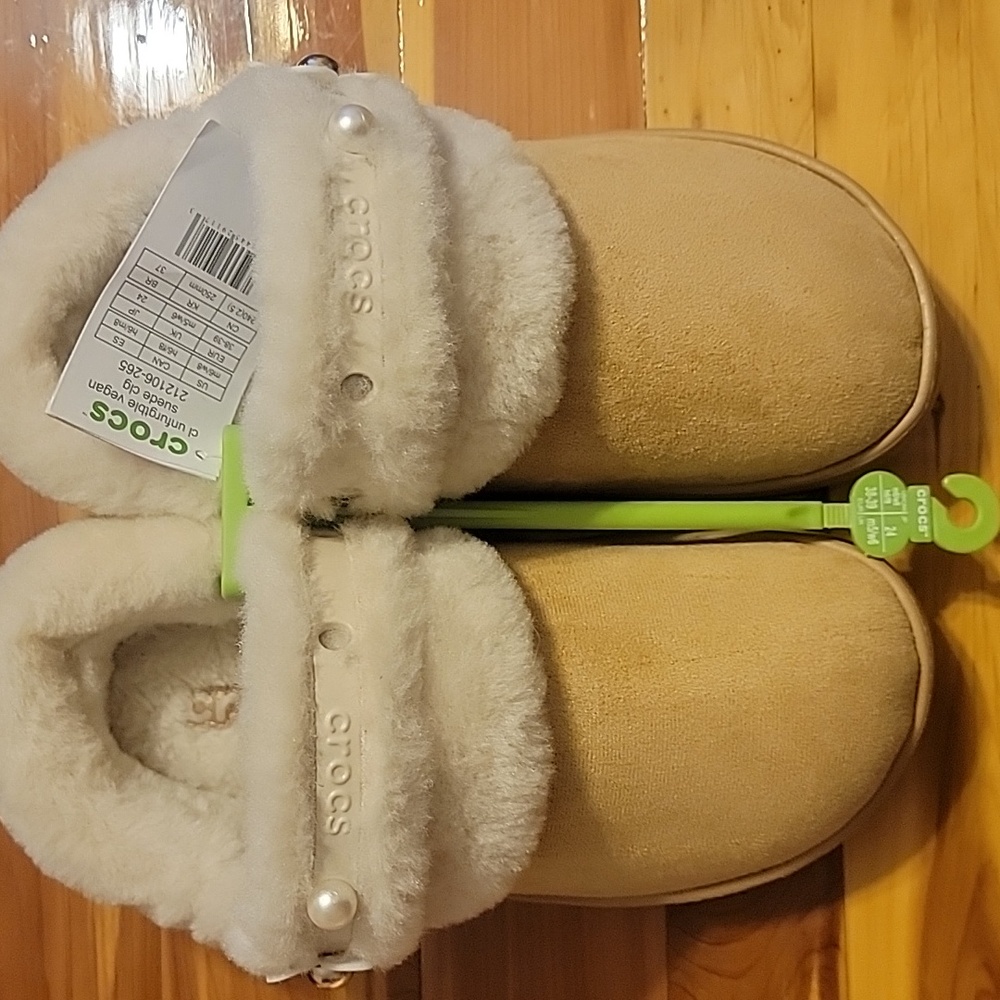 CROCS Classic Unfurgtble Tan Vegan Suede Clogs with Cream Fur Size W8/M6